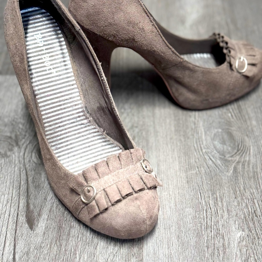 Women’s suede elevated pump